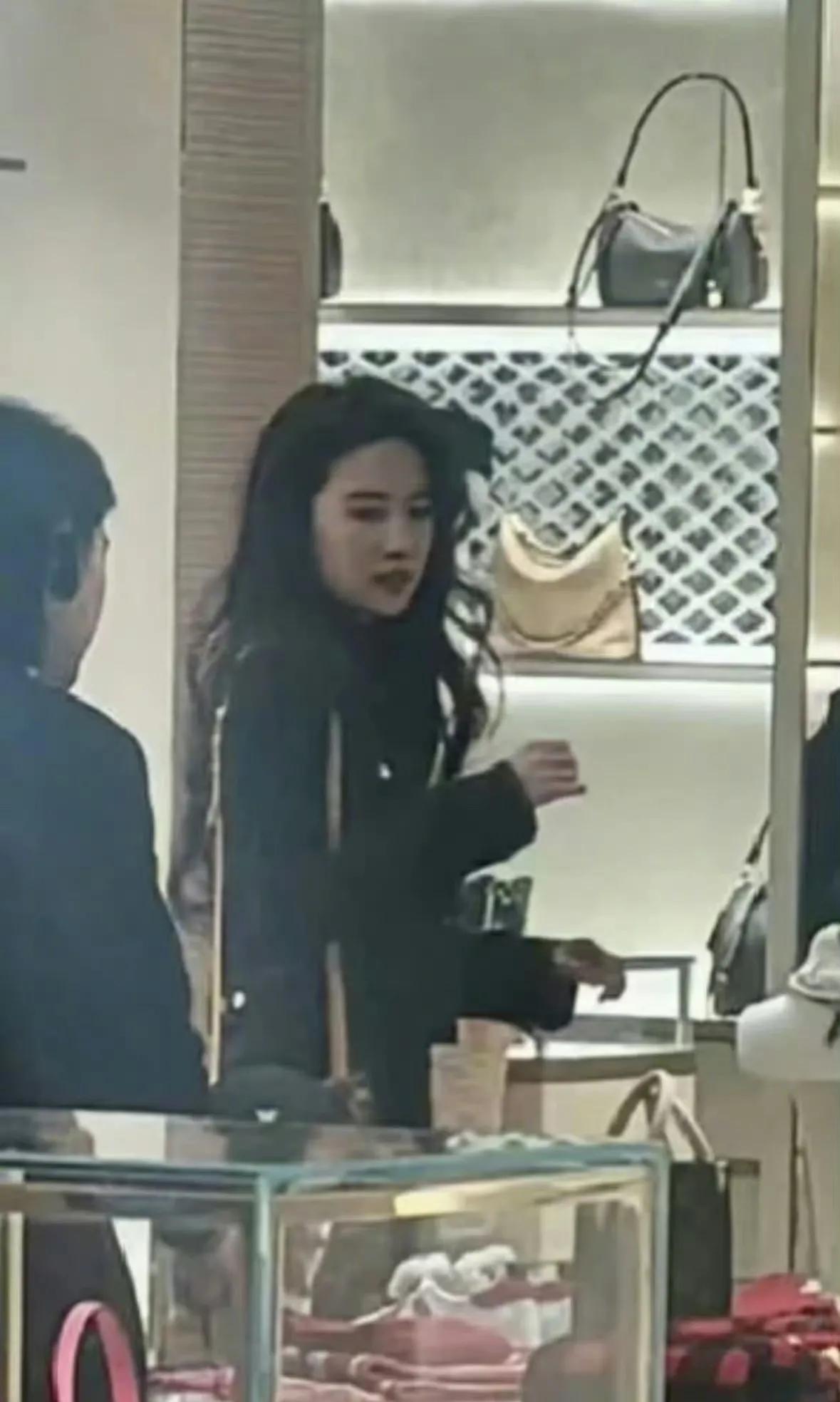 刘亦菲商场被偶遇网友：神仙姐姐下凡购物了！昨天下午，有网友在北京某高端商场偶