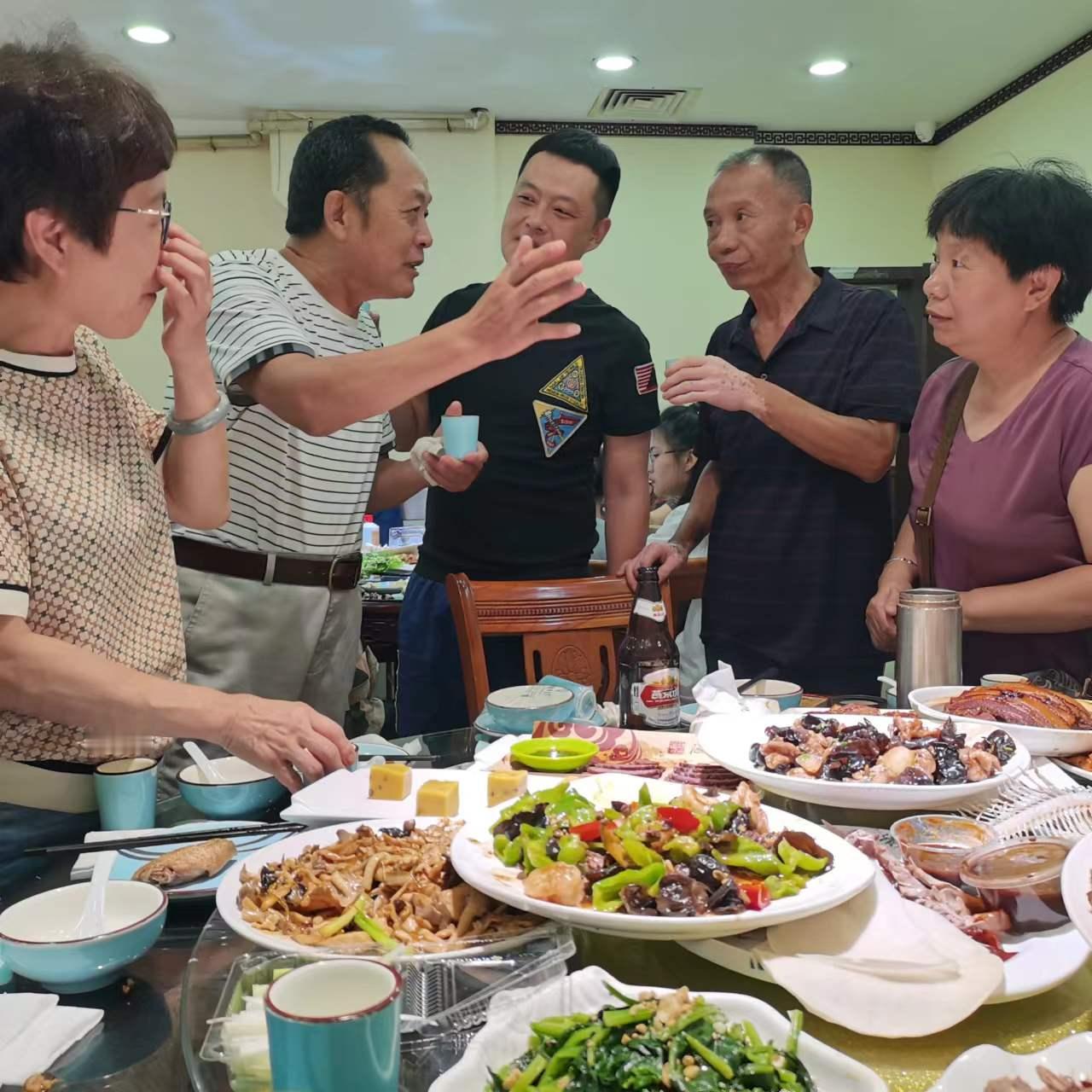 今天炖大肉我们家今天来的人多，吃饭的人有十位，都是自己亲戚，早上我去买菜，早早