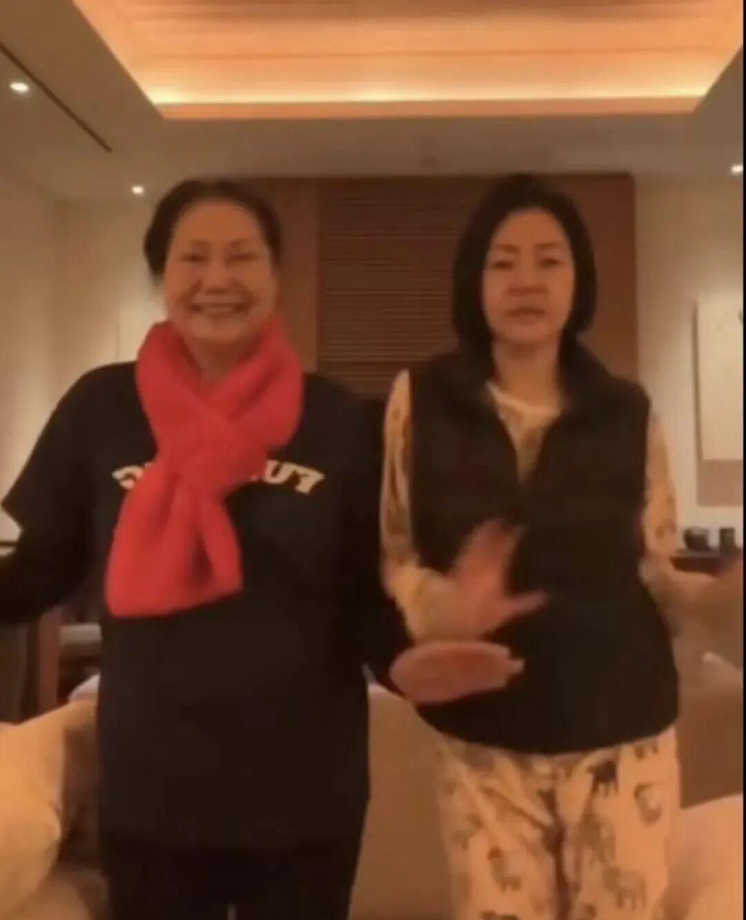 小S的直播间，其实是两个孩子的审判席。她每炫耀一次新姐夫的纹身，就像在汪小菲剥