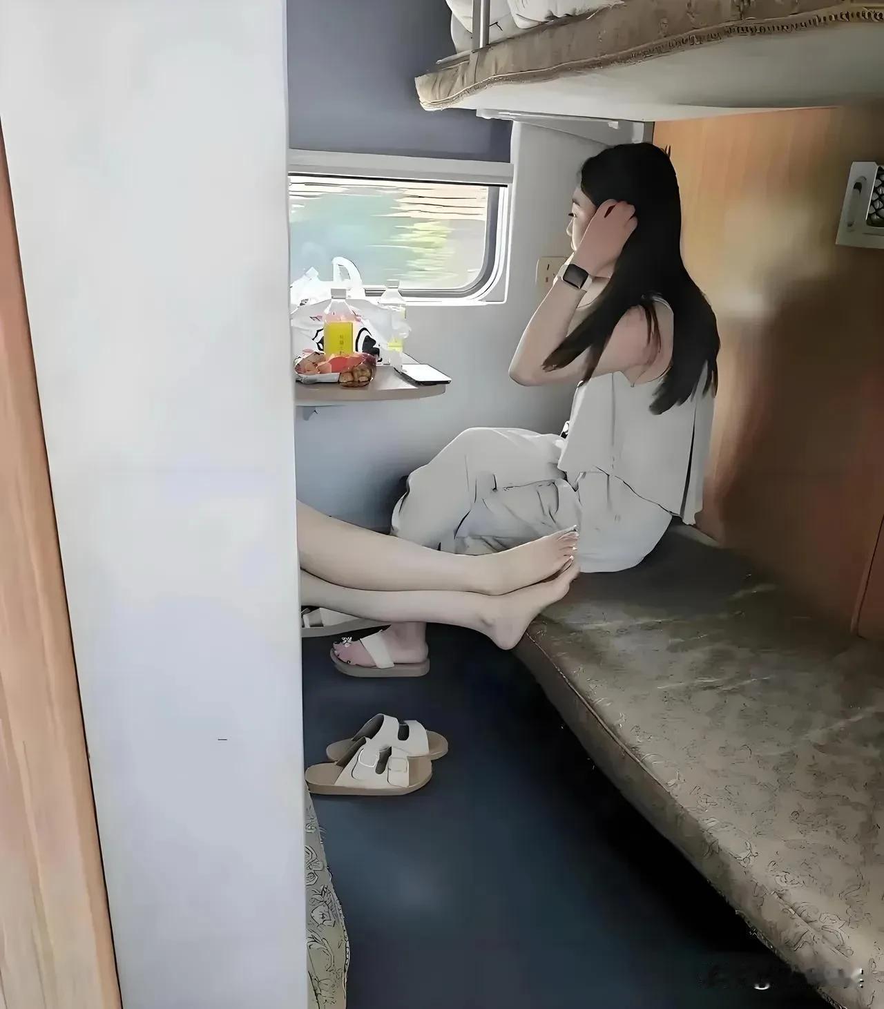 真让人生气！😡凭什么别人卧铺有两个露着大长腿的美女？而我们的卧铺净是抠脚大汉？