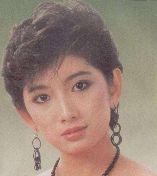 1975年，12岁的刘玉璞正在洗澡，醉醺醺地父亲发疯般地踹开门，冲进浴室里，死死