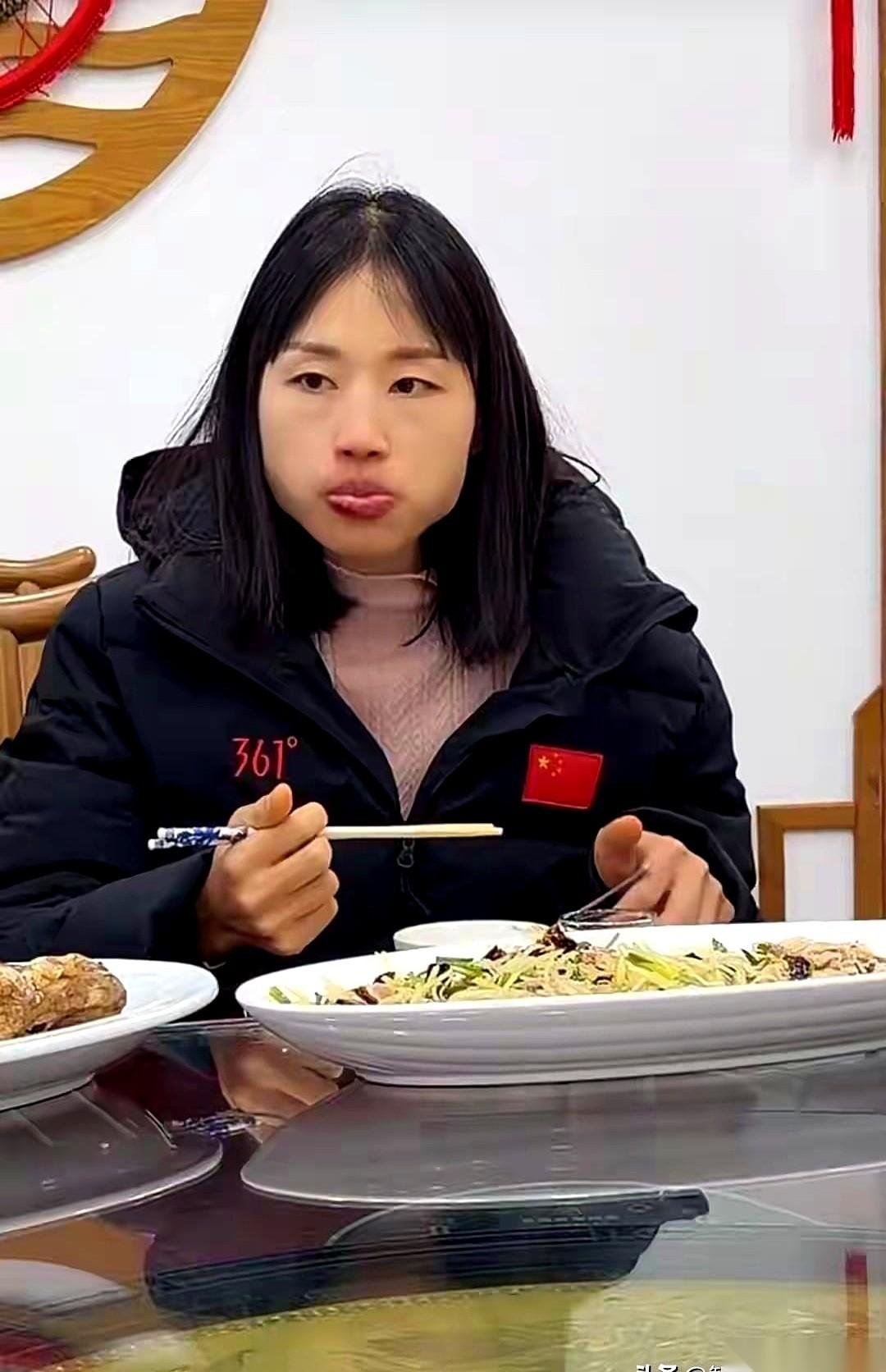 刚搞懂张水华的操作。前脚刚把铁饭碗辞了，后脚一张聚餐照片，直接把底牌亮了。照