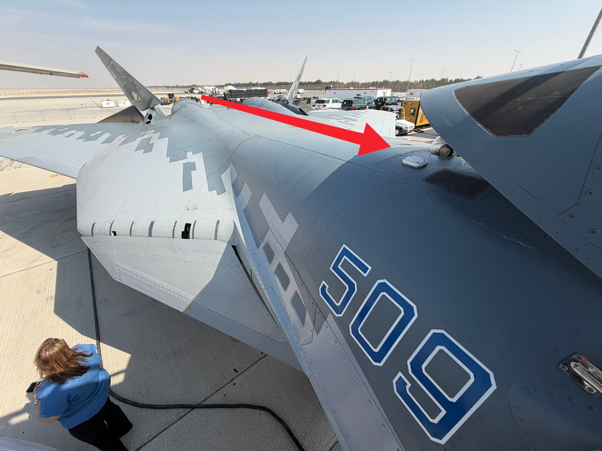 苏-57后背上这是什么玩意？