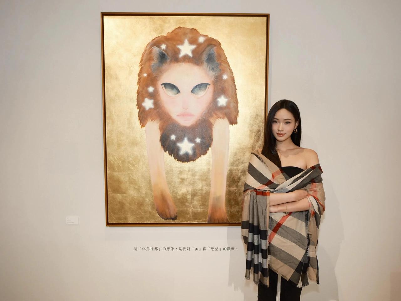 Lily许韶恩和自己画作合照！我相信每一个创作都是非常有故事的！许韶恩在采