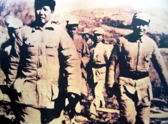 1943年，毛主席到南泥湾视察，王震激动不已特意用烧鸡款待。毛主席吃的非常高兴，