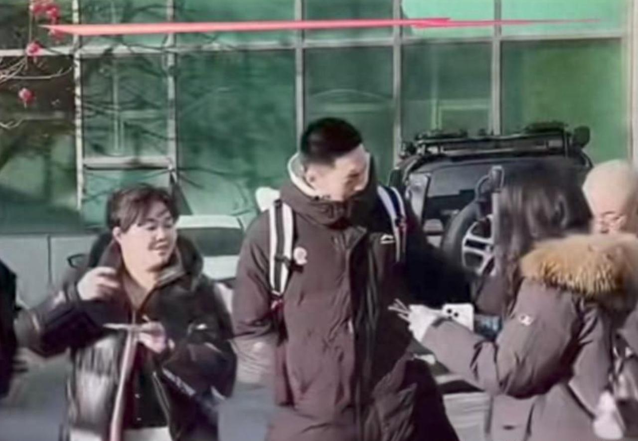 温馨！零下37度，冰天雪地，胡明轩冒着严寒给球迷签名，真的是太有爱了为了参加与