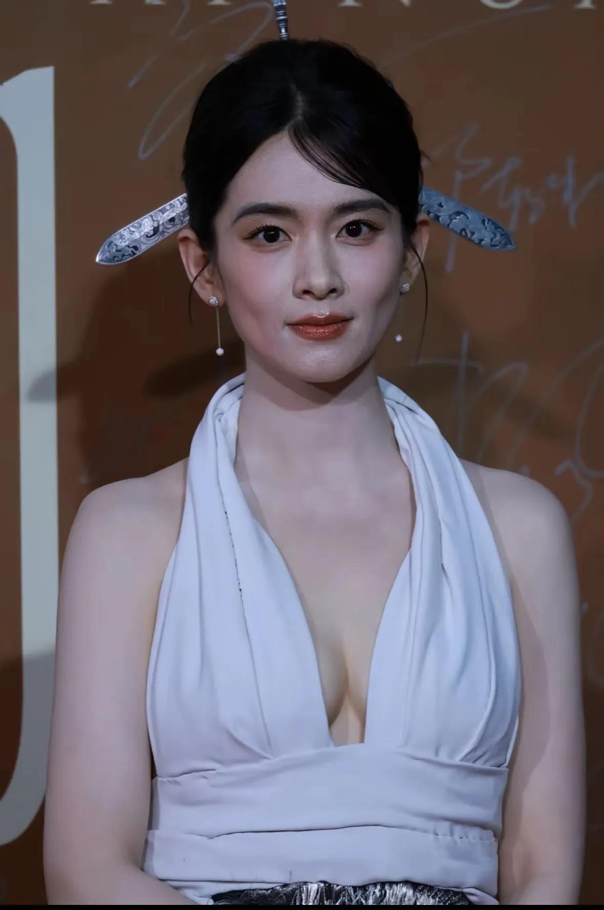 这姐经历了啥？怎么变成了这样？都说红气养人，弯道超车孟丽君喜提《乘风破浪的姐
