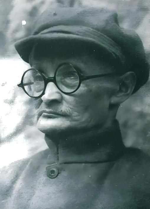 1941年，毛主席患上了风湿肩痛，胳膊抬不起来，西医吃药打针全都不见起色，怎料，