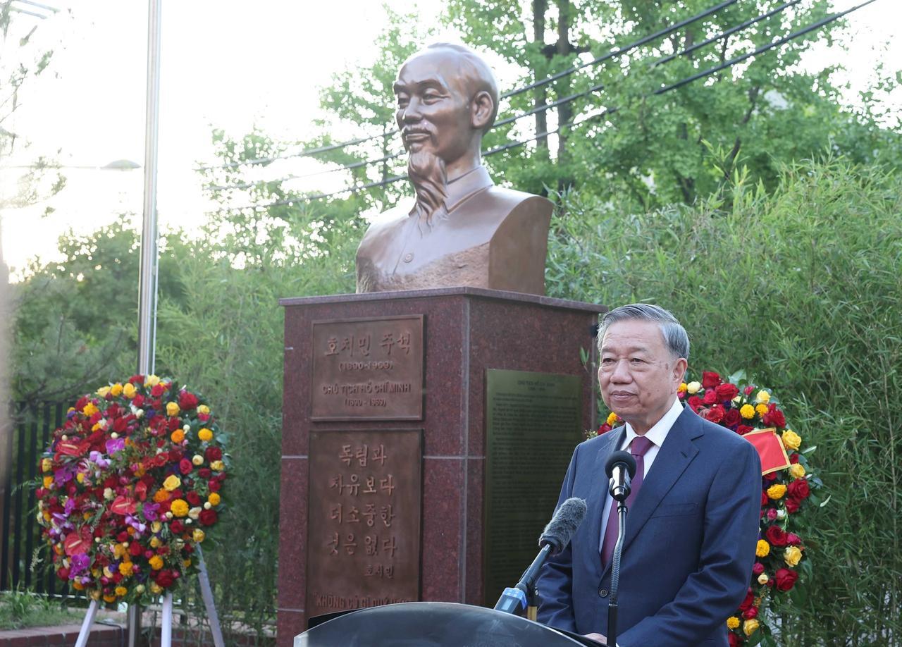 苏林重提胡志明夙愿，直言越南想当“世界列强”越南领导人苏林在韩国给胡志明雕像揭