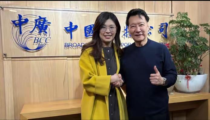 赵少康与郑丽文握手言和了。这可以说是岛内近来爆出的一个最戏剧性的新闻。因为当