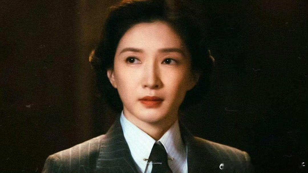 江疏影是醒来关键人物江疏影西装墨镜手杖点地江疏影在《醒来》里的出场镜头太吸睛，