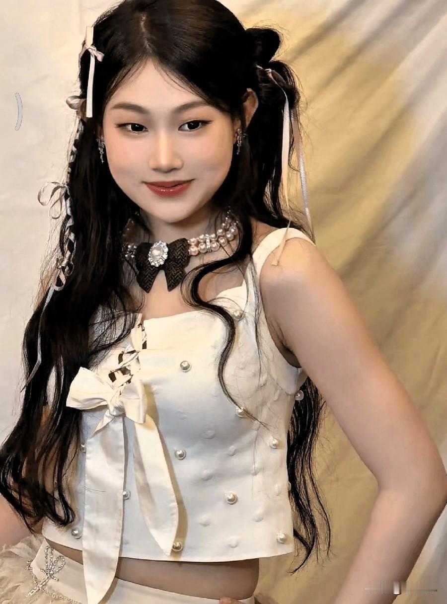 看着跨年夜那个堪称“车祸”的舞台，我不禁打趣：沈佳润这回怕是要把路走绝了。结