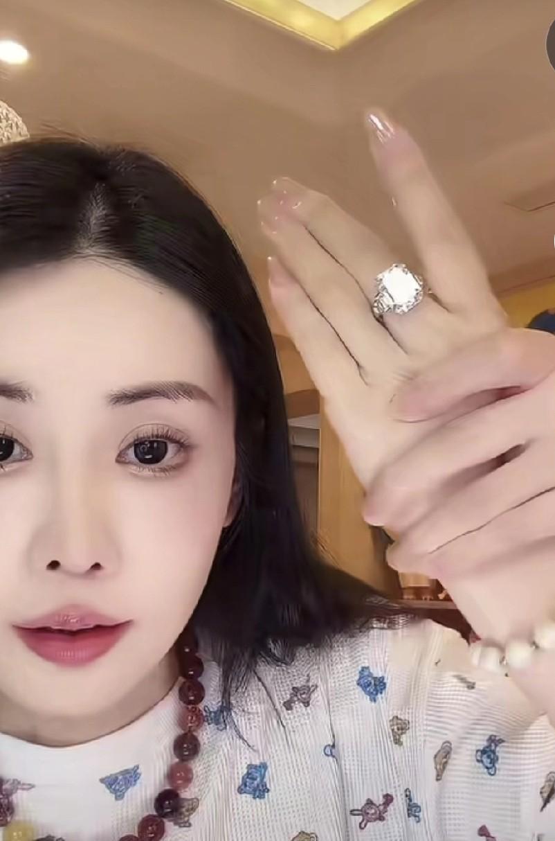 物以类聚，人以群分，韦雪的闺蜜都是富婆。韦雪的闺蜜闪现她的直播间，韦雪说这位好