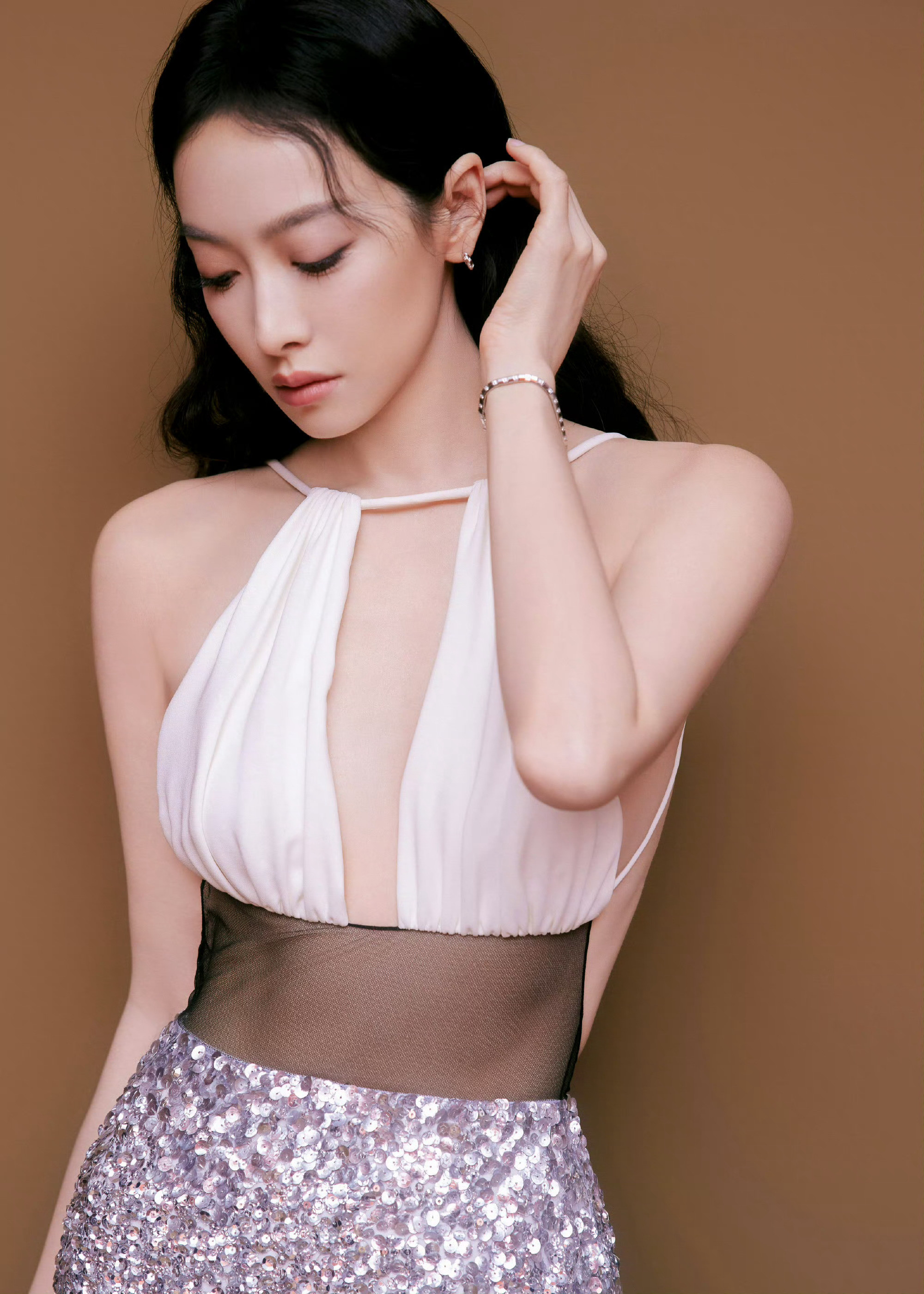 宋茜亮片露背裙，薄纱下的马甲线好绝，这也太美了吧