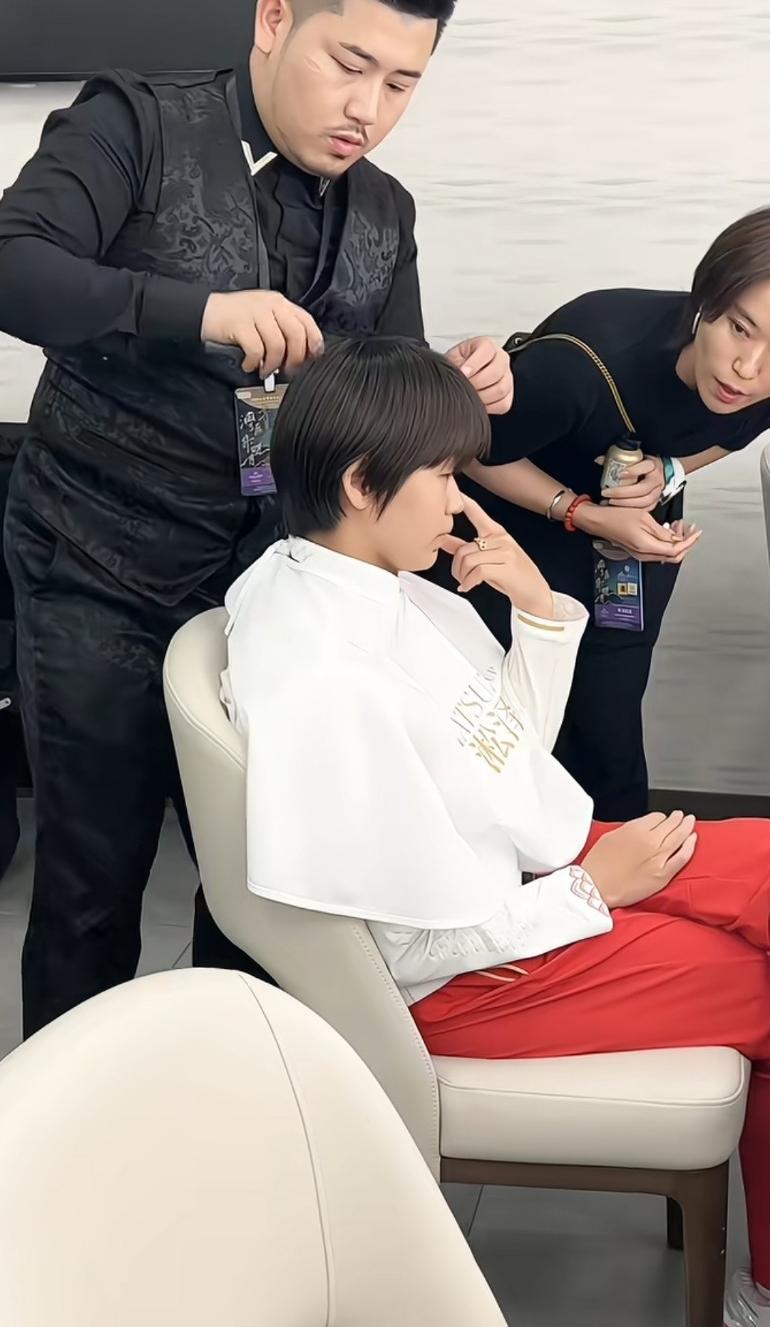 分享我这周有趣的事：真瘦，怎么就跳不了?婵宝，觉得短头发好看适合她，这就是黑