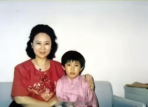 突然间觉得大S其实也蛮可怜的，土生土长的台湾人，竟然得不到琼瑶的赏识