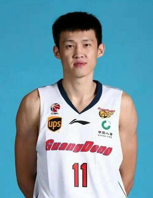 周鹏和杜锋在出征仪式上没握手，这事儿被传得沸沸扬扬！视频里杜锋挨个拍肩膀、叫