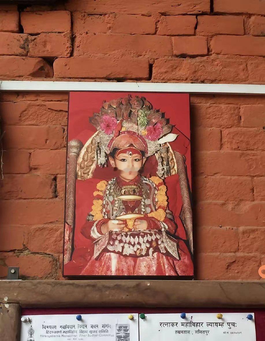 尼泊尔的活女神库玛丽幼年经过严苛选拔，从此受人朝拜双脚不能触碰地面​​​