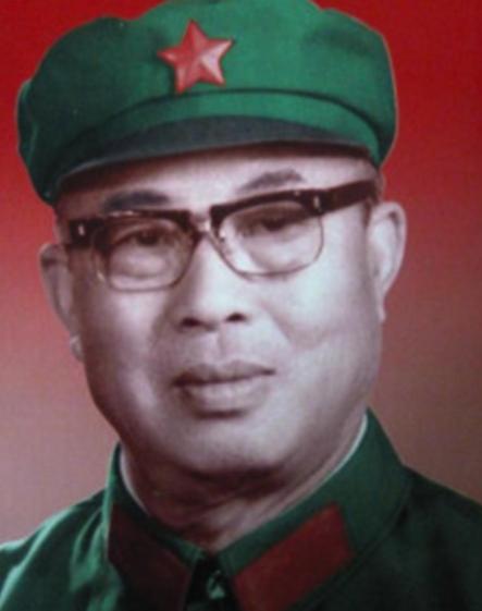 1950年，两名航校教官当街调戏姑娘，参谋长拔枪硬刚，后续更震撼。 1950