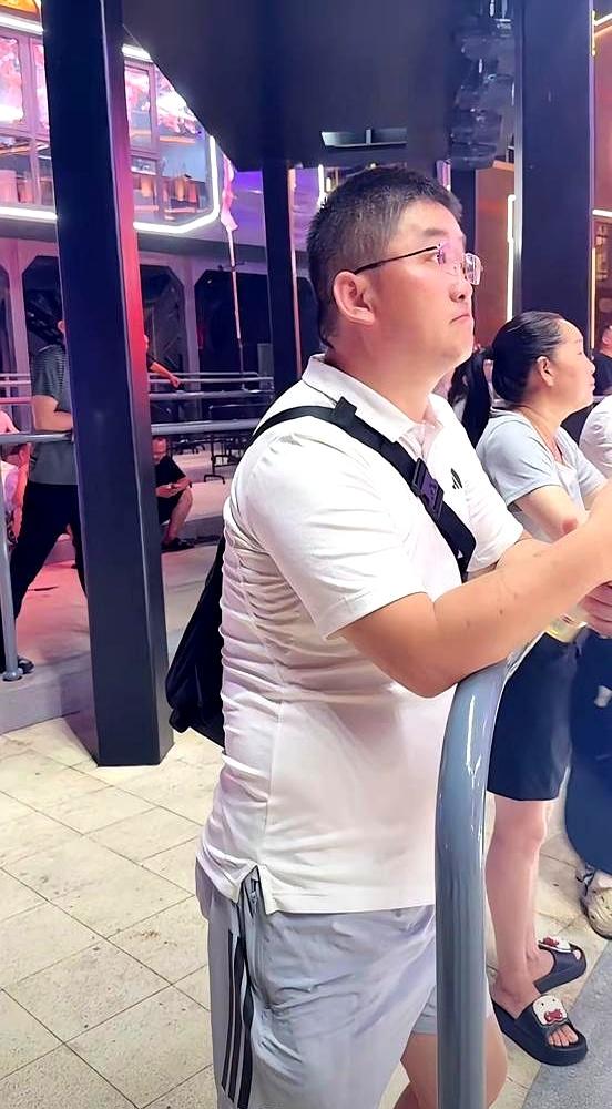 灯光下，两名保安一左一右把姜涛架走，台下窸窣一片。半年内第三次在活动现场“失控