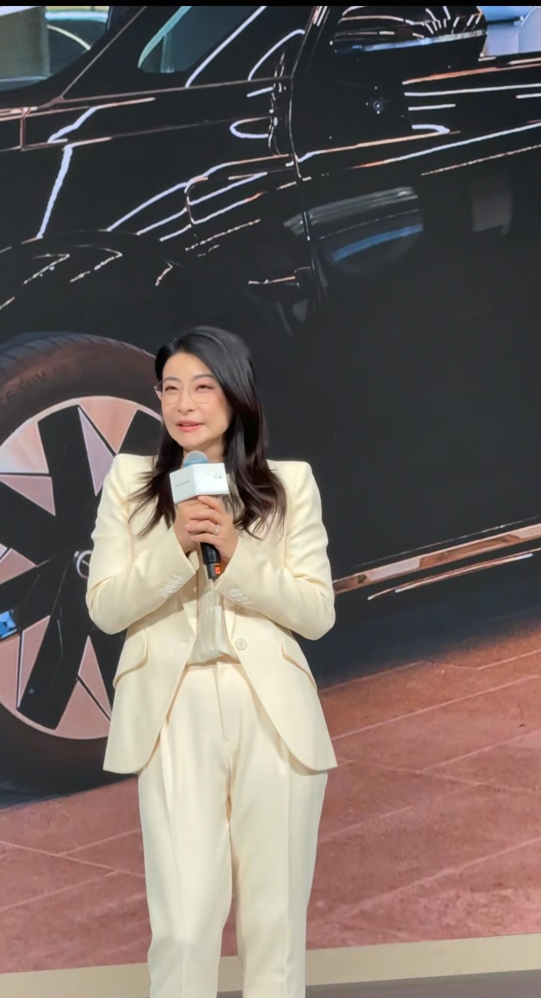 11月21日，郭晶晶去了广州车展，现身沃尔沃车展位，出席相关商业活动，郭晶晶的穿