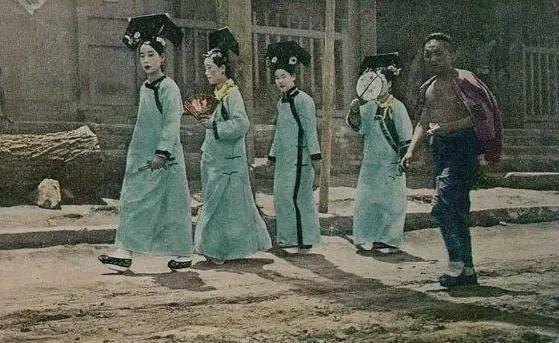 曹贵妃的棺椁刚被封进地宫，身后的石门就发出了沉闷的响声，8个宫女里有人当场软倒在