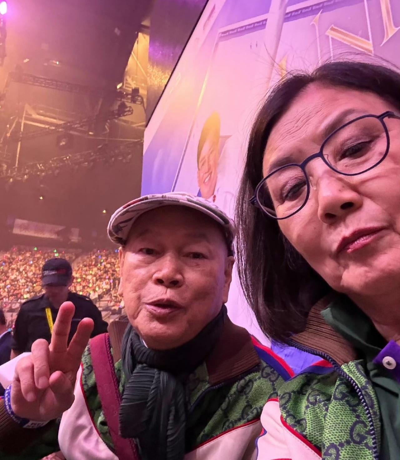 79岁的汪明荃大半夜不睡觉，就为追一场演唱会？这状态搁谁看了不迷糊，简直是活明白