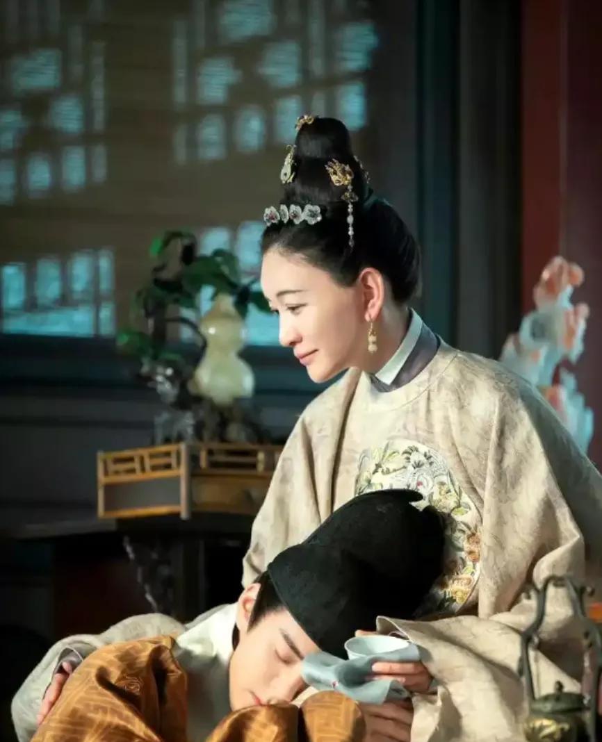 1462年，15岁的太子朱见深正在洗澡时，从小照顾他的乳娘进来加水。朱见深见状，