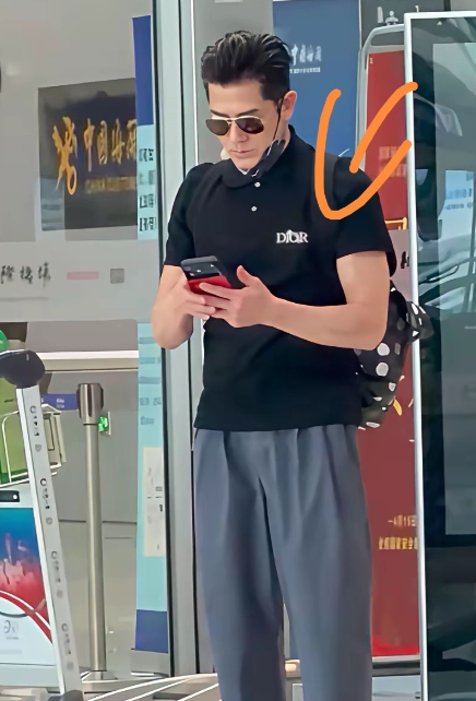 天王郭富城穿着几千块的迪奥T恤，手里照样拎着亲友们凑的价值1块5一枚的土鸡蛋