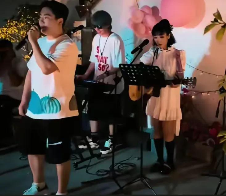 梁靖崑平时不爱说话，但是和妻子复婚时，会场布置得还挺浪漫奢华赛场上的梁靖崑向