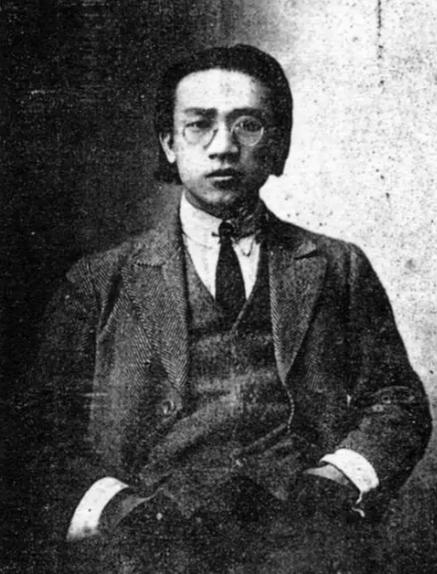1907年，林风眠母亲被族人抓去“沉塘”，年仅7岁的他抓起菜刀就冲向了人群，大声