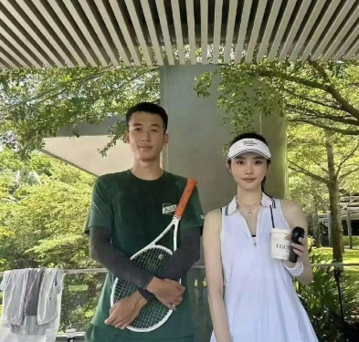 奚梦瑶真的越来越好看了，五官精致，皮肤白的发光​​​