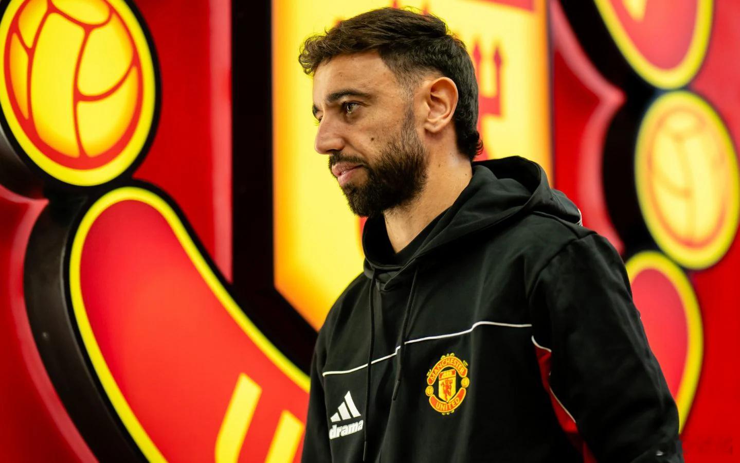 曼联当B费回到曼联更衣室的时候，队友肯定不会揍他一顿，没人敢动手。他是队长，而