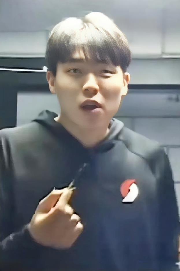 发现杨瀚森的说话挺特别的，虽不至于噎死人，但也让人容易哭笑不得。比如美女周玲安