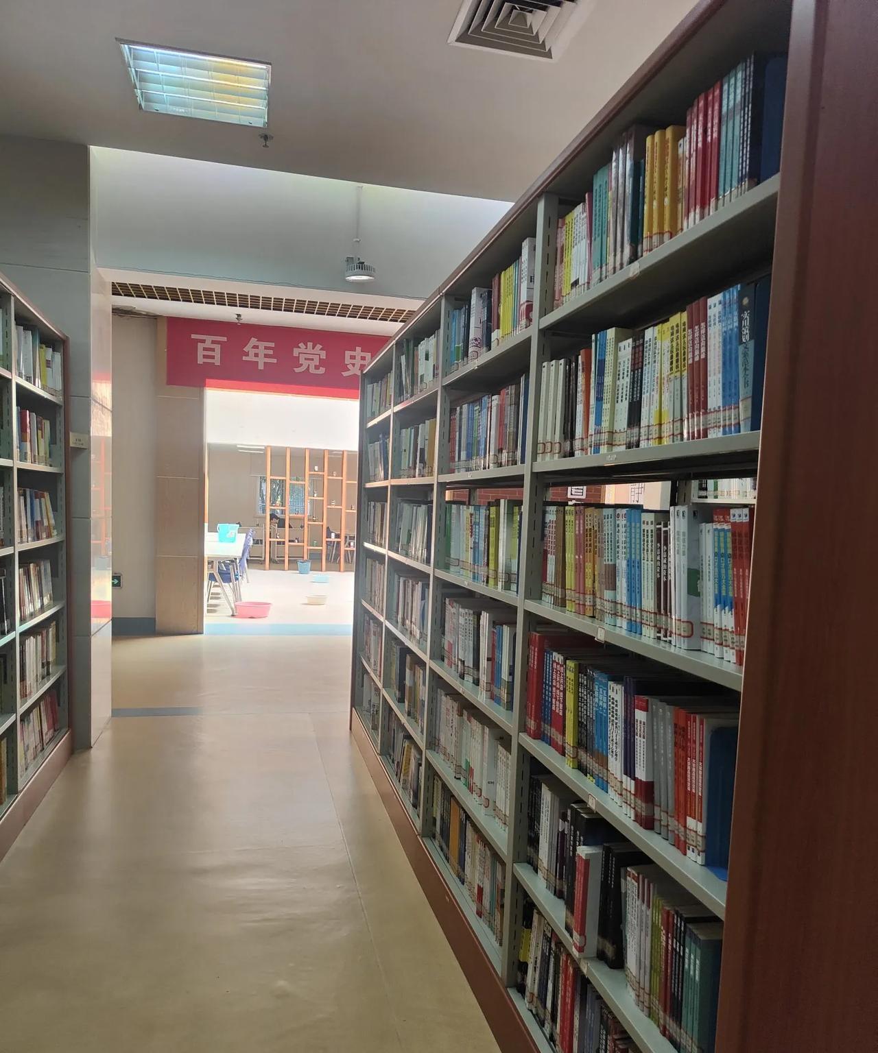 昨天监考，是在图书馆的楼上，电子阅览室里面，要经过图书馆。有点感慨，我有多久没
