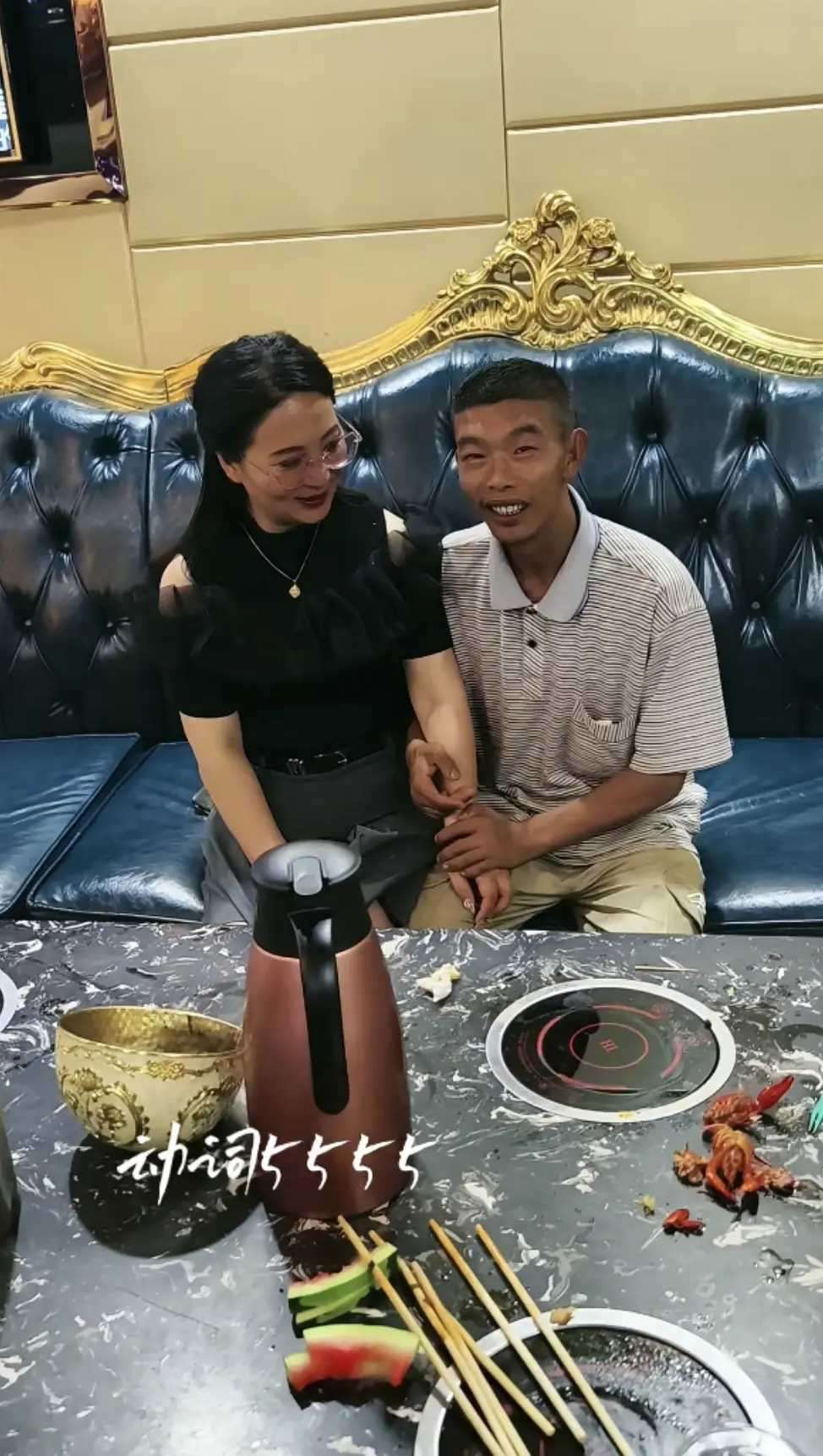 穷小伙儿找了一个富婆。