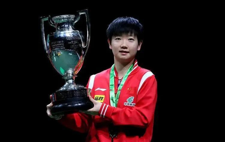 直接成大满贯，历史前3，现役第一人。荣誉：集齐奥运、世乒、世界杯→第6位女