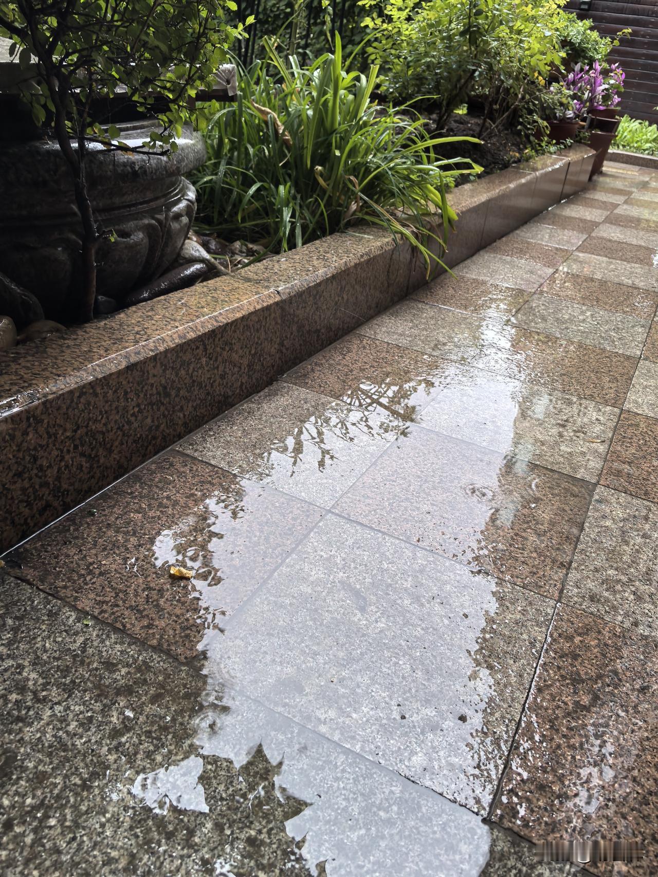 乌鲁木齐今日降雨。季节轮转，从酷暑到微凉，不过一场雨的距离。看着潇潇秋雨，恍然