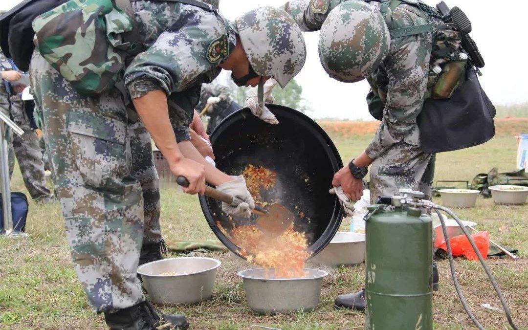 🐼为什么军队有炊事兵这个兵种，而不是直接招聘一些厨子呢？就这么说吧，打仗的