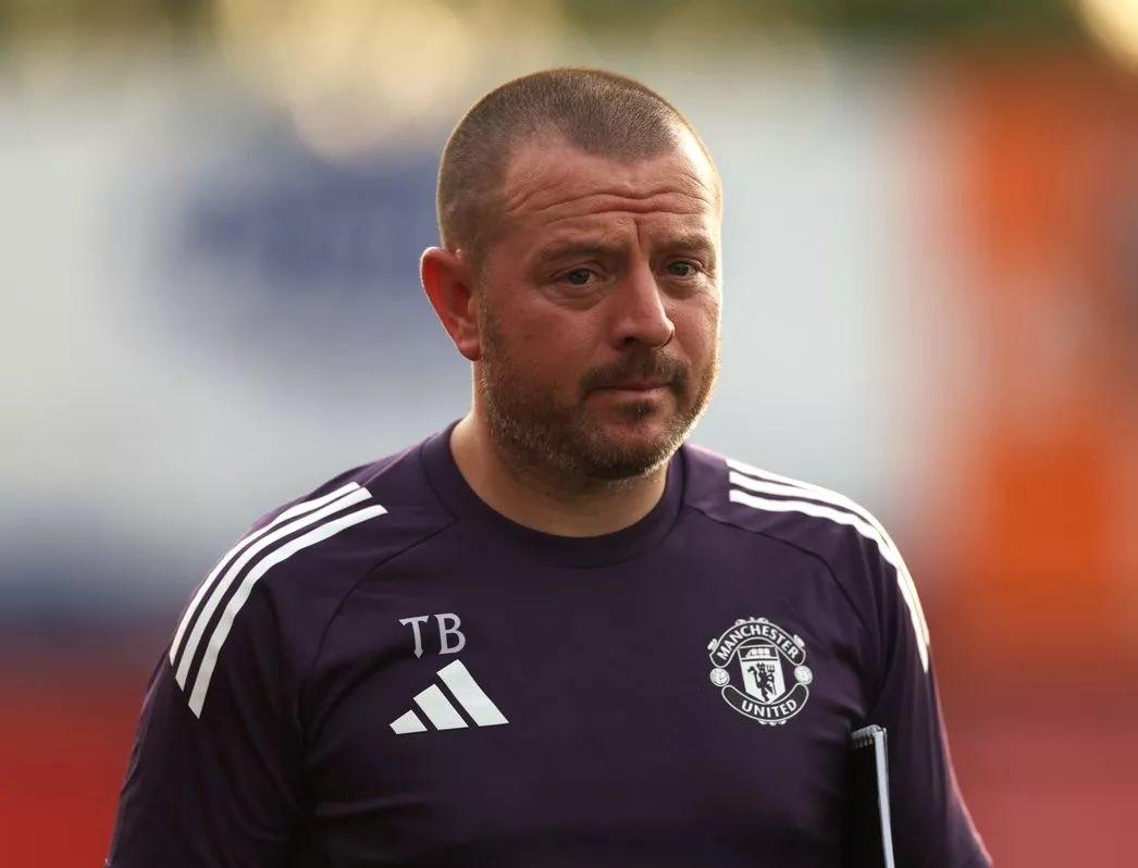 都是老熟人了[呲牙笑]前英格兰队助理教练史蒂夫·霍兰德将出任迈克尔·卡里克在曼联