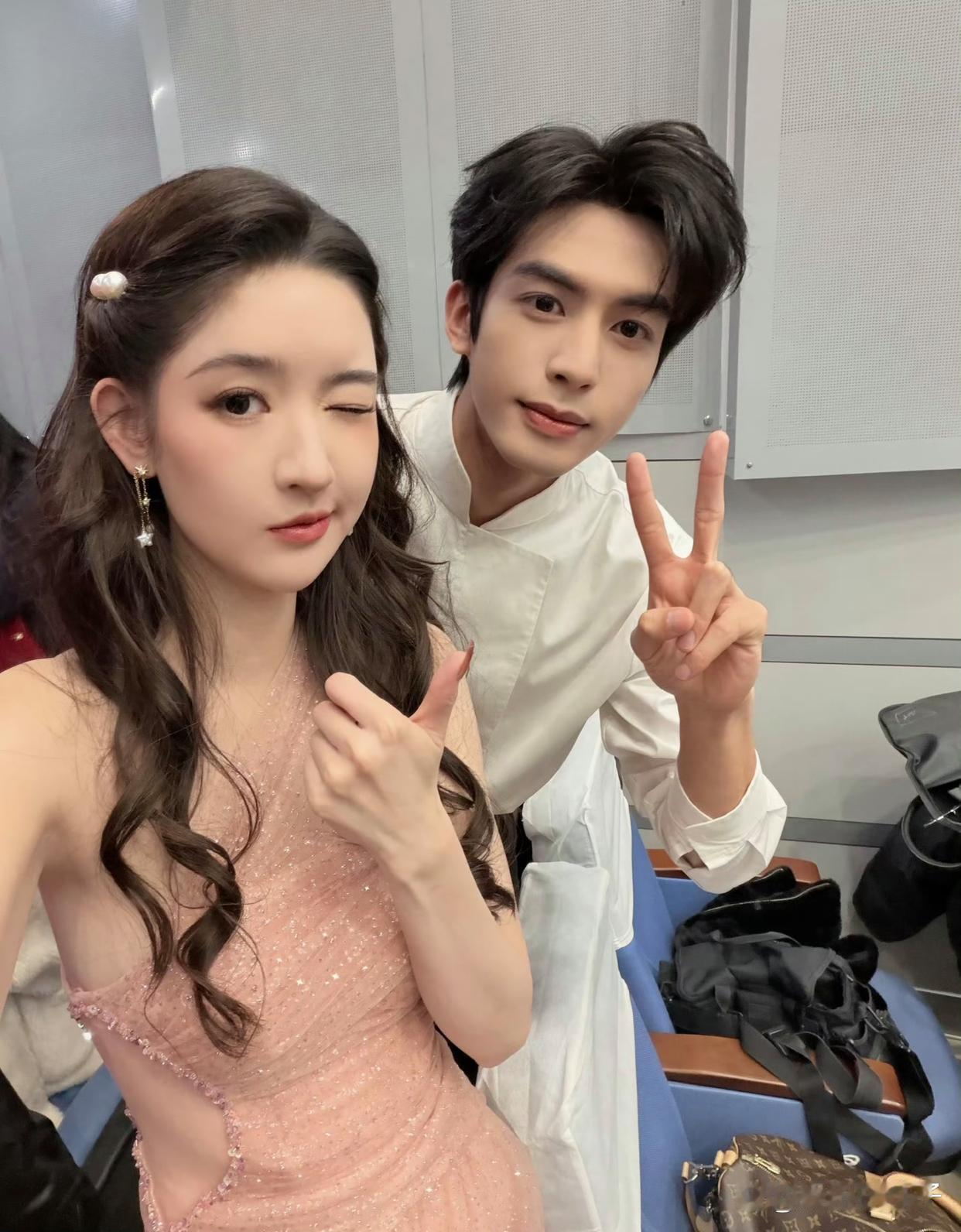 1.黄景瑜和王玉雯确实是朋友关系，两人只是同住了一家酒店而已，黄景瑜现在的女友是