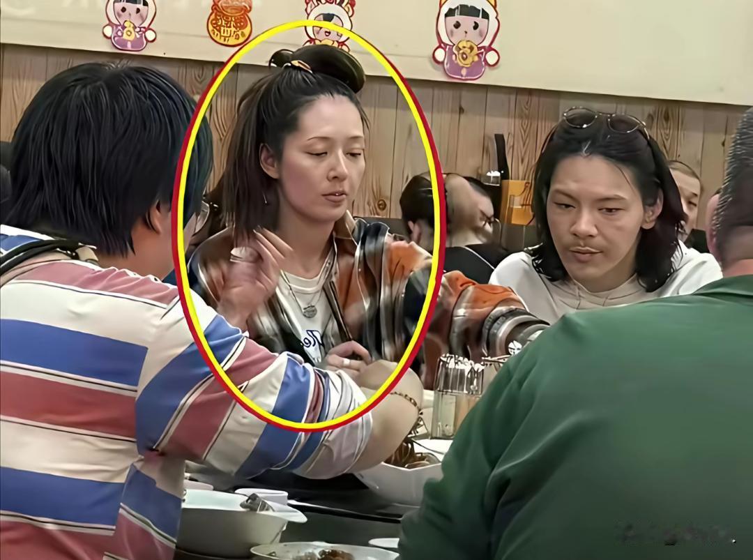2026年春节期间，郭碧婷一家人在新加坡家常菜馆吃饭。郭碧婷全程素颜，高马尾发型