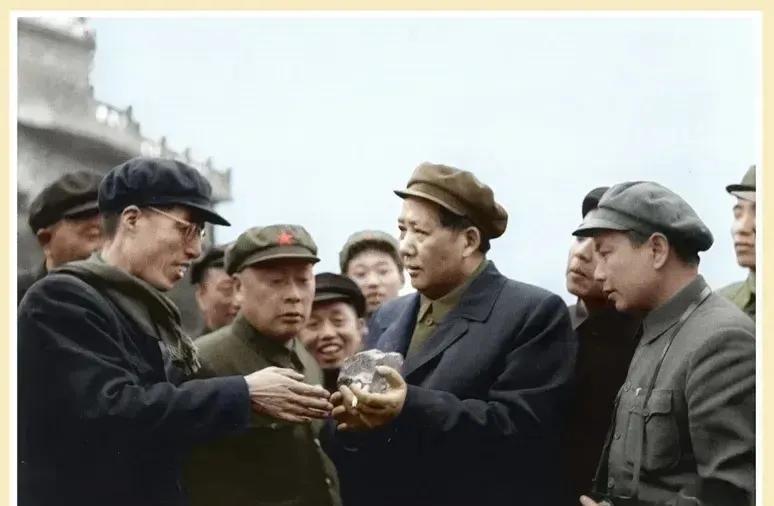 1953年2月，毛主席在南京紫金山天文台，工作人员拿出陨石，让毛主席观看。陪同的