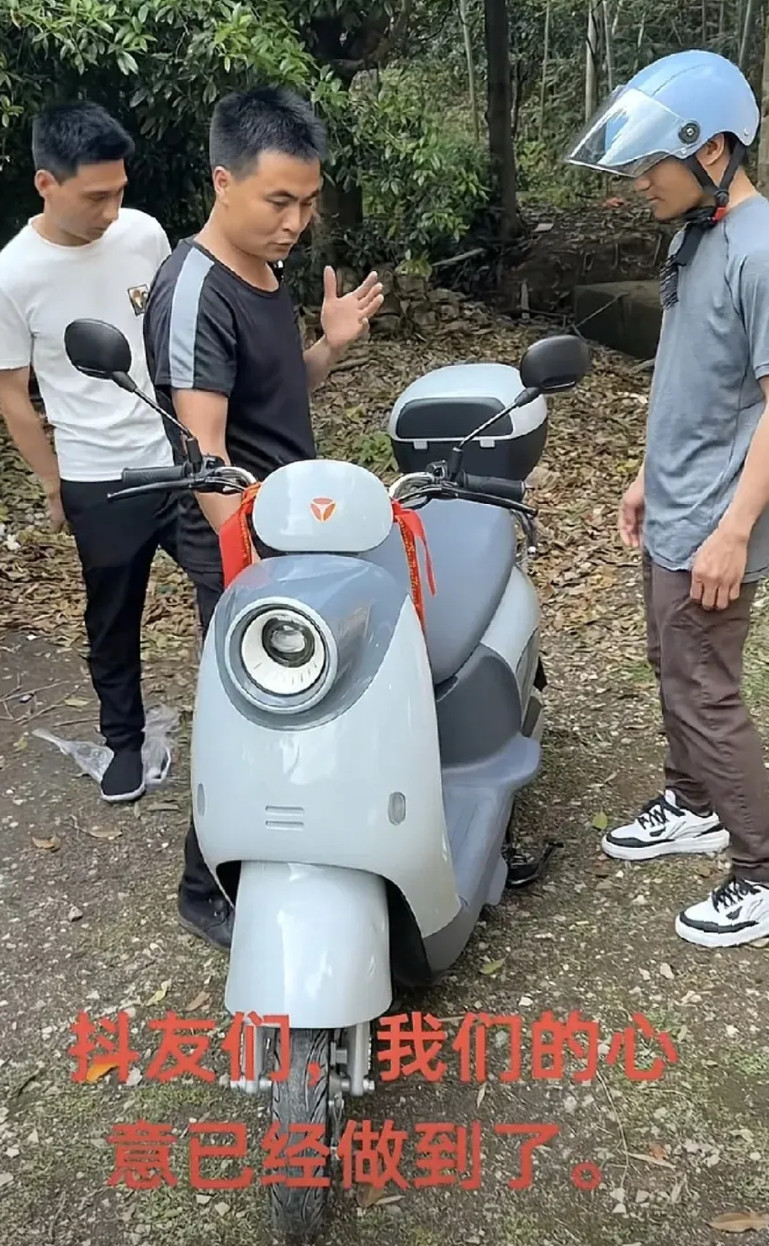 雅迪老板赠送苏伢子家电动车苏伢子家住山上，距离镇上也比较远，而且苏伢子家也没