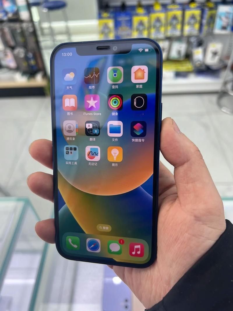 作为苹果第一款5G手机，iPhone12当年是真卖爆了！现在还有不少人在用吧？