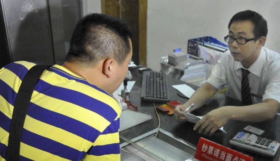江苏男子在银行存了35万，取款时竟发现账户余额清零。原来钱被银行私自扣走抵债了，