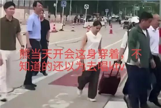 老汤挺逗，说626开会那天三石那个裤子里面肯定有秘密，老汤说三石穿的那个大裤子，