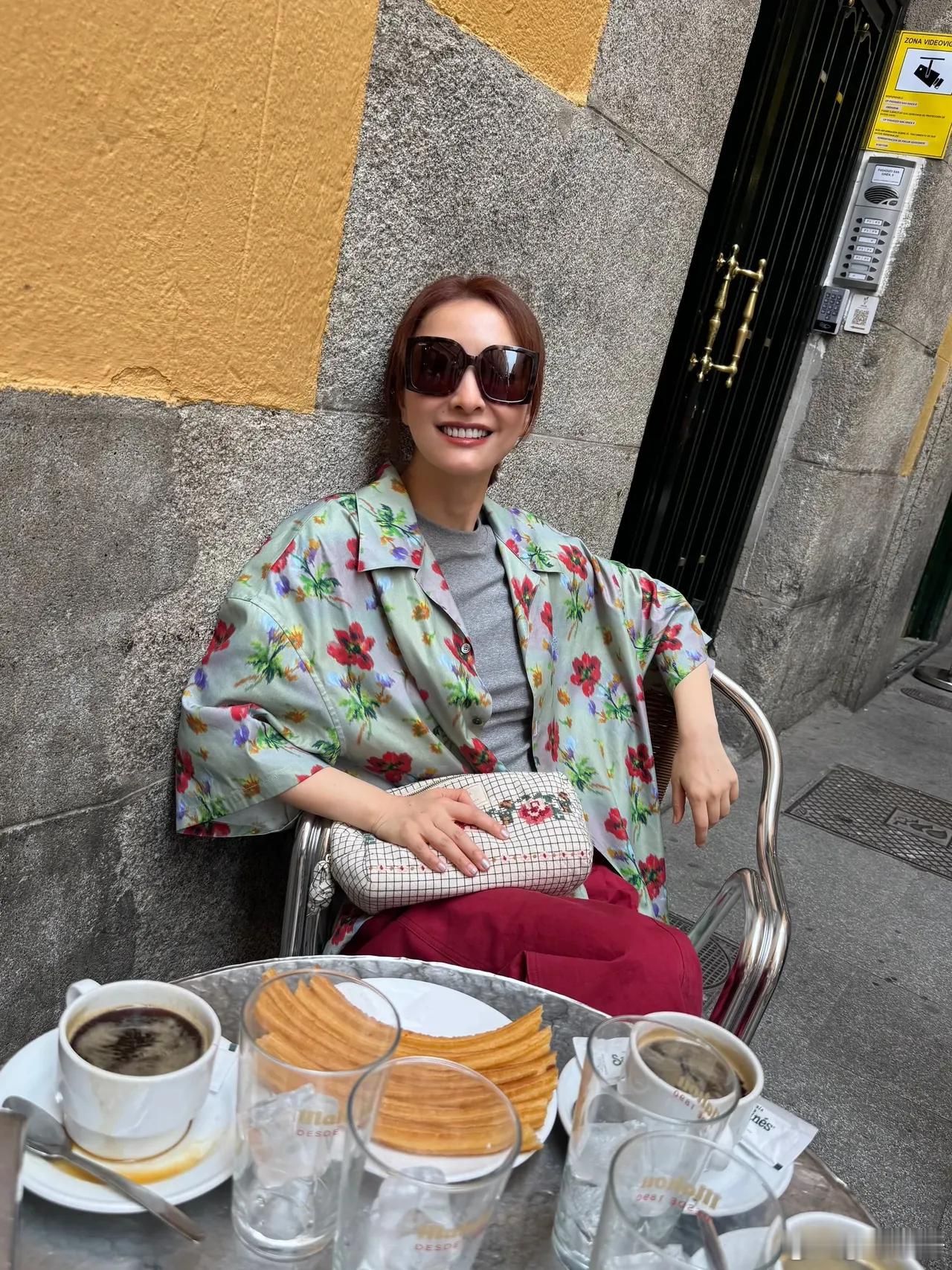 吴昕分享旅行街拍照，42岁的吴昕真的是美出了新高度，松弛感一整个拉满了！​​​