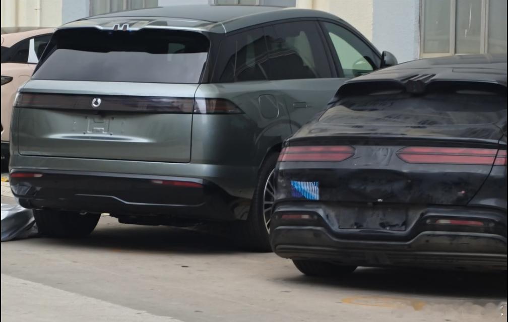 腾势新车，估计是N8（不带L），有点小溜背，应该是大五座的定位，尾灯终于连起来了