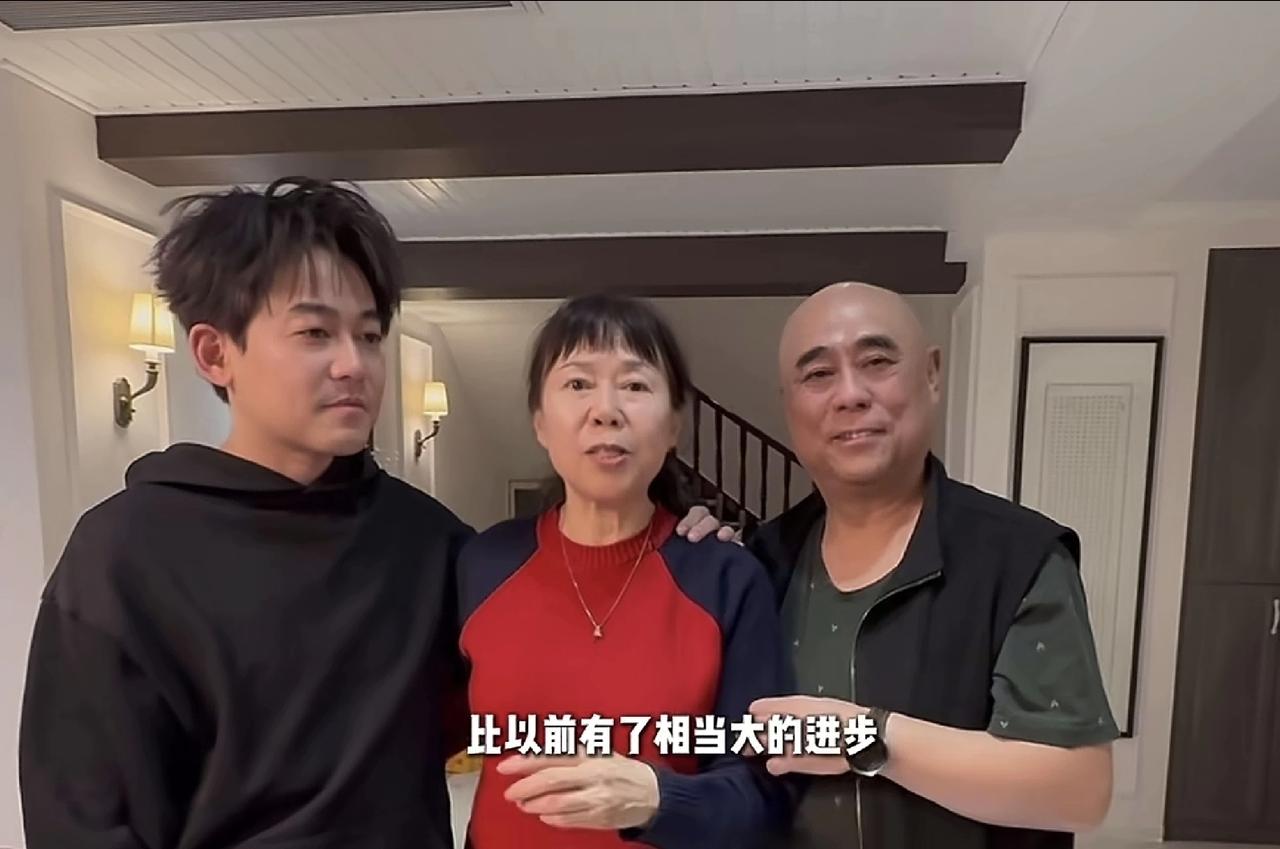 来看看苏醒的家宴都吃了啥[笑着哭]全是肉！这是老苏总和阿荷款待苏醒经纪人龙哥的